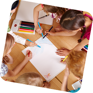 Crianças em atividade educacional personalizada